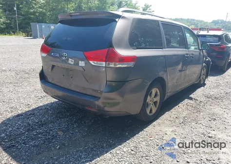 2012 Toyota Sienna Le V6 8 Passenger z USA, uszkodzony, nr VIN 5TDKK3DC4CS186149